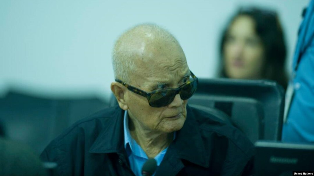 Ông Nuon Chea, hiện ở độ tuổi 80, người từng đứng đầu công tác tư tưởng của Khmer Đỏ, bị truy tố về tội diệt chủng và tội ác chống nhân loại. Nuon Chea đã bác bỏ các cáo trạng và nói rằng chỉ tìm cách thành lập một nước theo chủ nghĩa xã hội không tưởng.