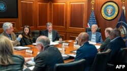 Fotografija snimljena 13. aprila 2024. prikazuje američkog predsjednika Joea Bidena (C) kako se sastaje s članovima tima za nacionalnu sigurnost u vezi s razvojem raketnih napada na Izrael iz Irana, u sobi za situacije u Bijeloj kući.