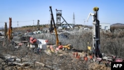 Anggota tim penyelamat bekerja di lokasi ledakan tambang emas tempat 22 penambang terjebak di bawah tanah di Qixia, di provinsi Shandong, China timur, pada 18 Januari 2021, sebagai ilustrasi. (Foto: AFP)