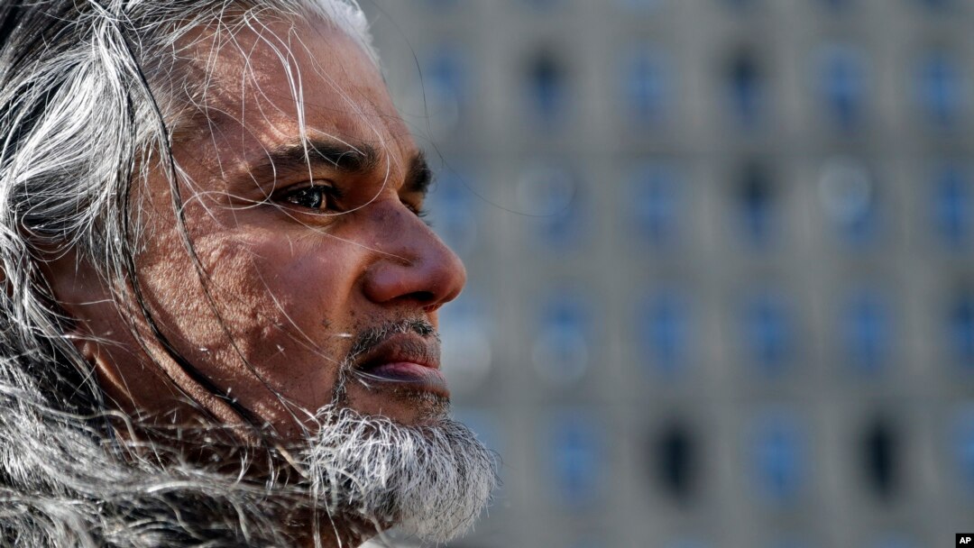 Ravi Ragbir, direktur eksekutif New Sanctuary Coalition yang juga imigran dari Trinidad, tiba untuk wajib lapor tahunan di kantor Badan Penegak Imigrasi dan Bea Cukai, 9 Maret 2017, di New York. 