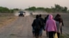 Migrantes cruzan la frontera entre Estados Unidos y México. [Foto de archivo]