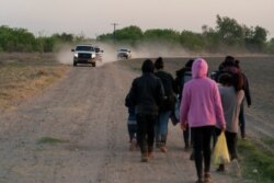 Migrantes cruzan la frontera entre Estados Unidos y México, el 26 de marzo de 2021.