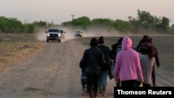Migrantes cruzan la frontera entre Estados Unidos y México. [Foto de archivo]