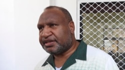 Perdana Menteri Papua Nugini James Marape tiba di Nuku'alofa, Tonga, pada 27 agustus 2024, untuk menghadiri acara tahunan Forum Kepulauan Pasifik. (Foto: AP/Charlotte Graham-McLay)