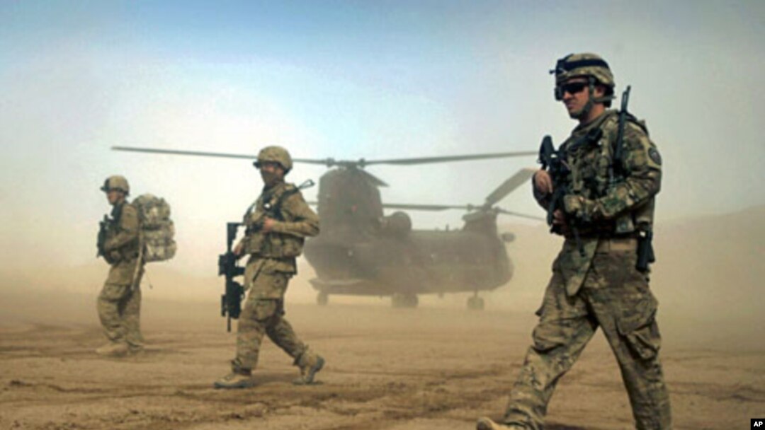 Tentara NATO berjalan di depan helikopter Chinook dalam sebuah operasi di Herat, Afghanistan (foto: dok). Kecelakaan helikopter NATO hari Senin (28/5) menewaskan 2 orang tentara.
