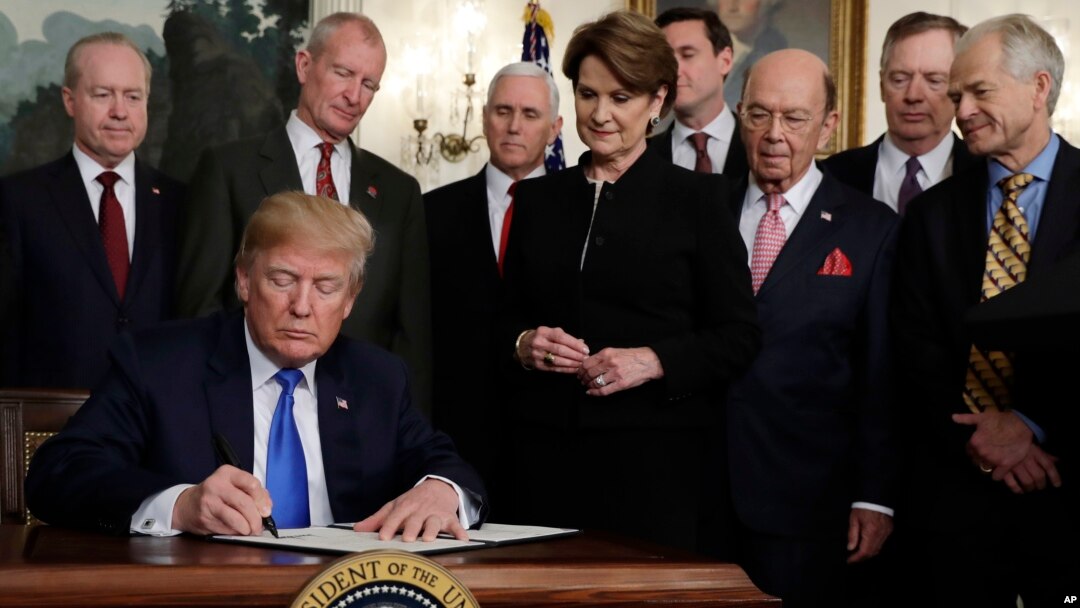 Tổng thống Trump ký bản ghi nhớ về các loại thuế mới đối với hàng Trung Quốc, 22/3/2018