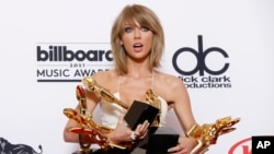 Taylor Swift dengan penghargaan-penghargaan yang didapatnya dari Billboard Music Awards 2015 (17/5). (AP/Invision/Eric Jamison)