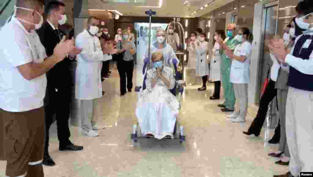 La brasileña Gina Dal Colleto, de 97 años, es una de las sobrevivientes de mayor edad de los casos de coronavirus registrados en Brasil. En esta foto es trasladada en una silla de ruedas en el hospital Vila Nova Star de Sao Paulo, donde recibió el aplauso de médicos y enfermeras. La foto es del 12 de abril de 2020.