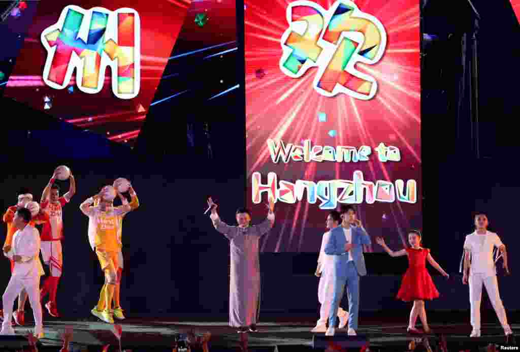 Para artis tampil dalam upacara penutupan Asian Games 2018 di Stadion Gelora Bung Karno, Jakarta, 2 September 2018. (Foto: Reuters)