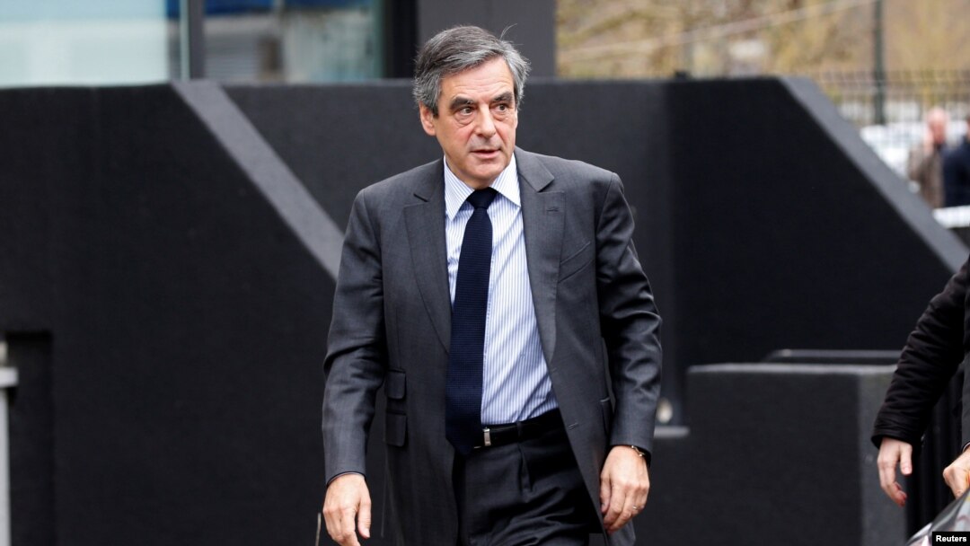 Francois Fillon, kandidat pemilihan presiden Perancis 2017, mengunjungi kantor polisi di Meaux, Perancis (27/2). (Reuters/Charles Platiau)