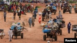 En l'absence de récoltes satisfaisantes ainsi que du fait des déplacements de population dus au conflit, la faim menace d'emporter des pans entiers du Soudan.