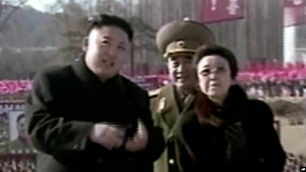 Bức ảnh chụp ngày 16/2/2013 cho thấy dì của chủ tịch Kim Jong Un, bà Kim Kyong Hui (phải), cùng lãnh tụ Triều Tiên tại một buổi lễ ở Bình Nhưỡng. Bà đã biến mất khỏi truyền thông sau khi người chồng quyền lực của bà bị ông Kim ra lệnh xử tử năm 2013.