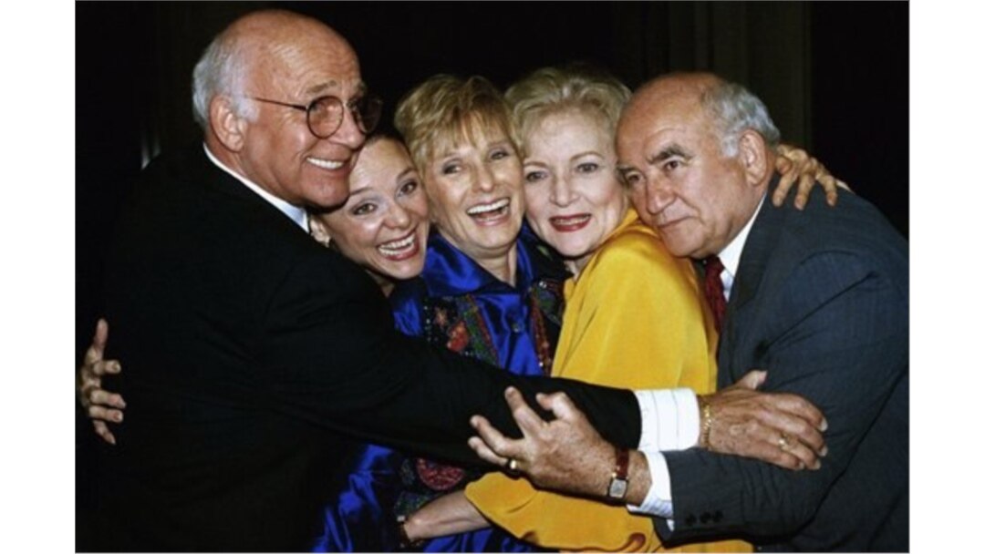 FILE - Gavin MacLeod, from left, Valerie Harper, Cloris Leachman, Betty White and Ed Asner, of the Mary Tyler Moore Show, reunite in Los Angeles, March 21, 1992.