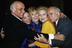 FILE - Gavin MacLeod, from left, Valerie Harper, Cloris Leachman, Betty White and Ed Asner, of the Mary Tyler Moore Show, reunite in Los Angeles, March 21, 1992.