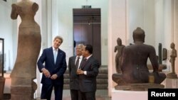 El secretario de Estado, John Kerry, se encuentra de visita en Camboya, donde visitó el Museo Nacional.