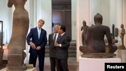 U.S. Secretary of State John Kerry tours the National Museum of Cambodia in Phnom Penh, Cambodia January 26, 2016. REUTERS/Jacquelyn Martin/Pool 