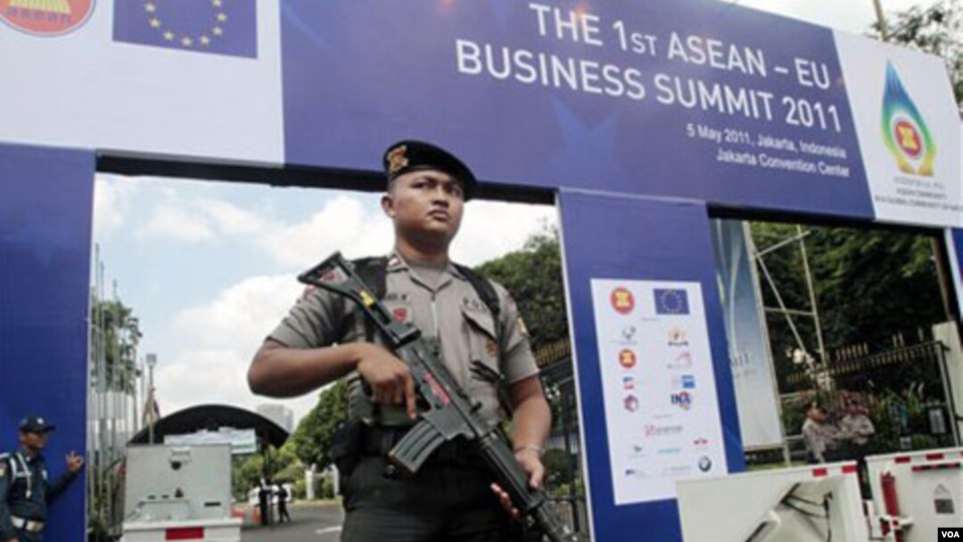 Seorang angota polisi Indonesia mengamankan KTT ASEAN ke-18 yang tengah berlangsung dua hari (7-8 Mei) di Jakarta.