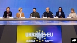 Presiden Ukraina Volodymyr Zelenskyy dan PM Ukraina Denys Shmyhal serta para pejabat Uni Eropa menghadiri pertemuan menjelang KTT UE-Ukraina di Kyiv, Ukraina, Kamis, 2 Februari 2023. 