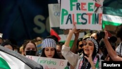 Des pro-palestiniens manifestent en face du consulat d'Israël à Manhattan, New York, États-Unis, le 18 mai 2021. 