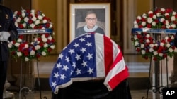 Le cercueil de la juge Ruth Bader Ginsburg dans le Statuary Hall au Capitole, à Washington, le 25 septembre 2020.