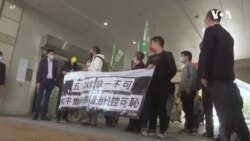 被控非法集會 香港多位著名民主活動人士被正式提堂