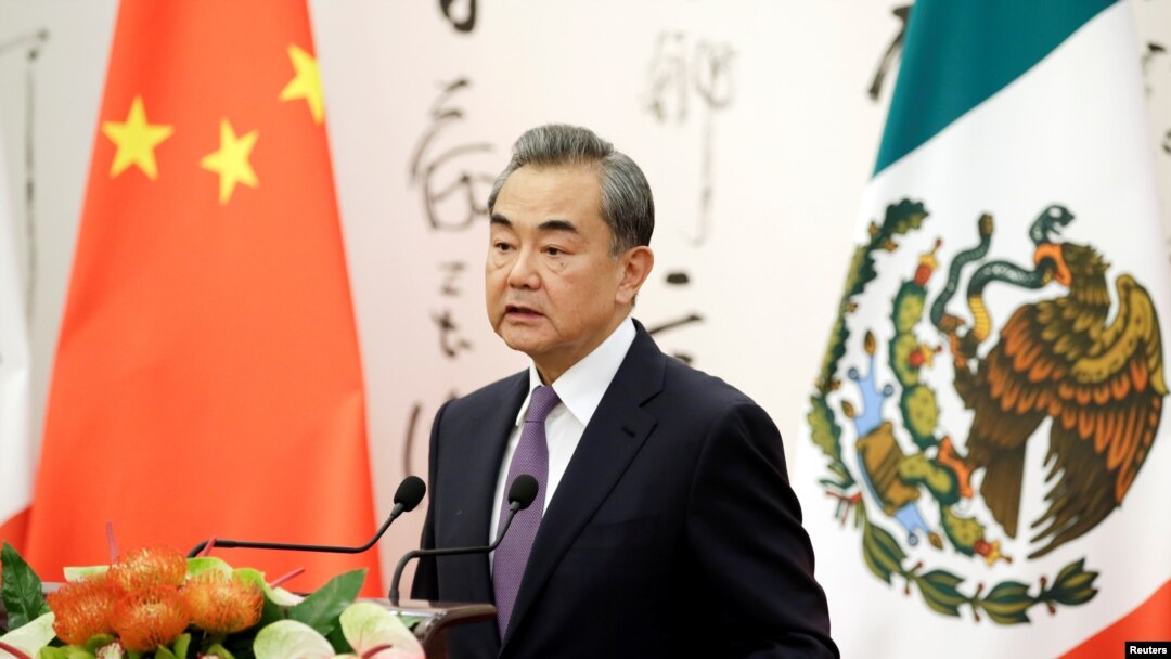 中国外长王毅与墨西哥外长埃布拉德在北京钓鱼台国宾馆举行的联合记者会上讲话。（2019年7月2日）