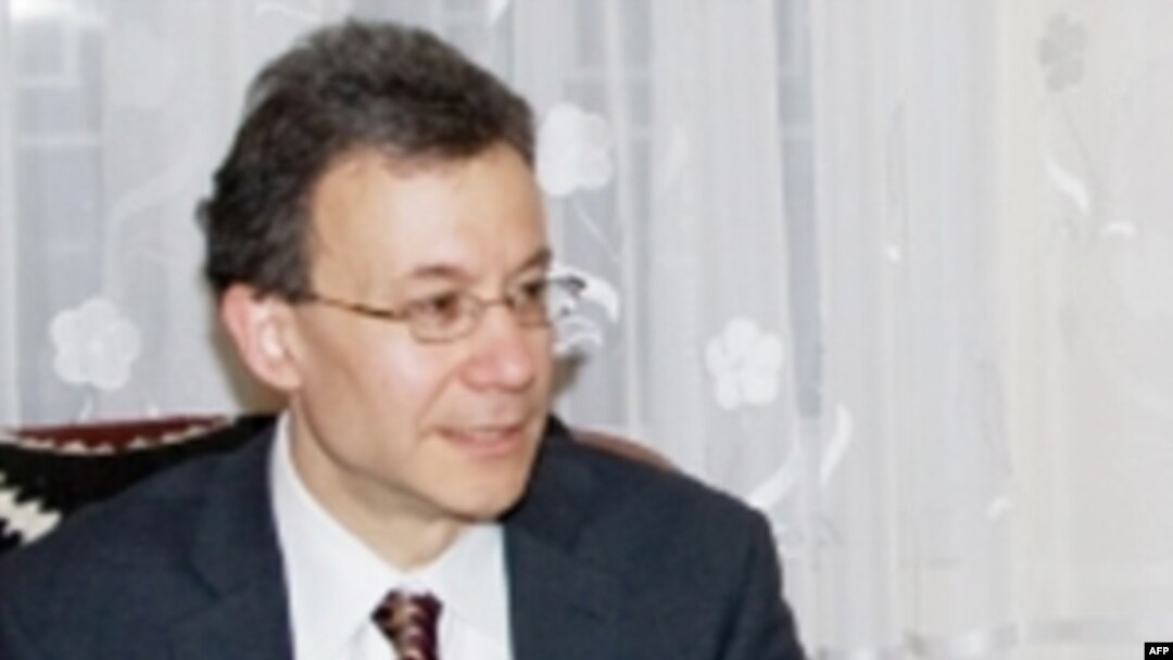 Daniel Rozenblum (Rosenblum) AQShning Yevropa va Yevrosiyo davlatlariga beradigan yordami uchun javob beradi. "Qirg'izistonga yordam naqd puldan iborat emas; byudjetga ham hissa qo'shmayapmiz, butun ko'mak taraqqiyot va gumanitar dasturlardan iborat bo'la