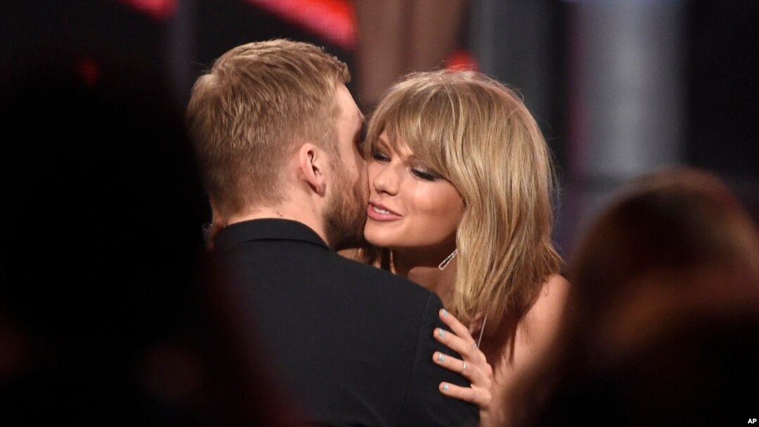Taylor Swift (kanan) memeluk Calvin Harris setelah memenangkan penghargaan di ajang Billboard Music Awards, di Las Vegas bulan Mei lalu.