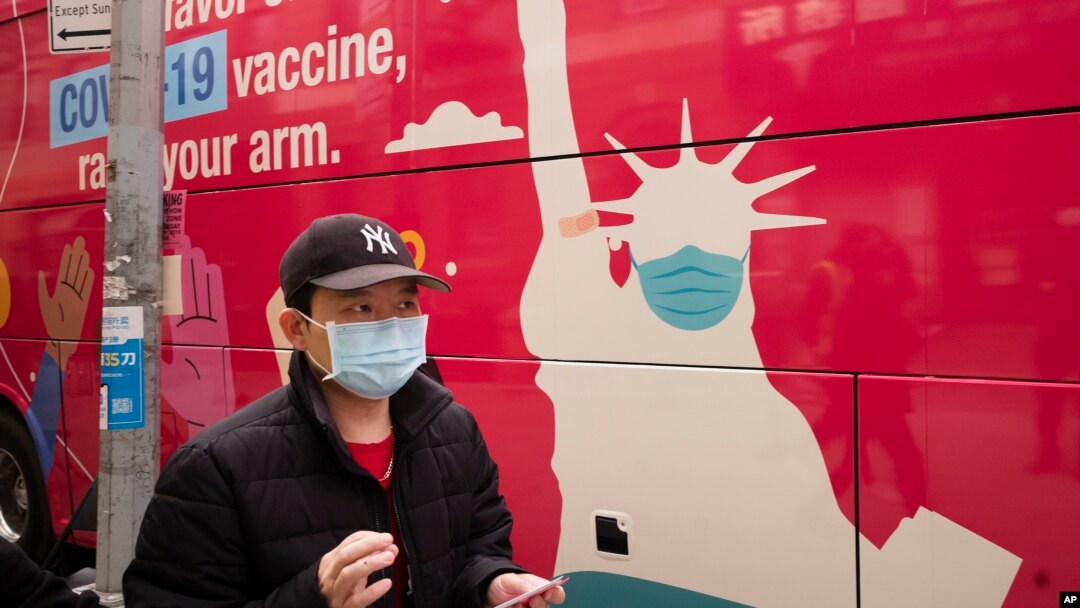 Seorang pria membawa kartu vaksinasi setelah menerima vaksin Covid-19 Johnson & Johnson, Rabu 7 April 2021, di Sunset Park, New York. (Foto: AP)