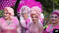 Para peserta Mardi Gras Gay dan Lesbian bersiap untuk berbaris dalam parade tahunan di Sydney, 3 Maret 2018. Lebih dari 200 ikut berpartisipasi dalam parade tahun ini.