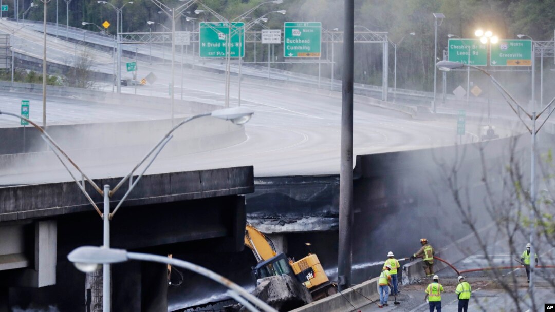 Công nhân làm việc tại một dầm cầm bị sập trên xa lộ I85 ở Atlanta