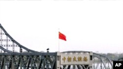 단둥과 신의주를 잇는 '중조우의교' 앞에 정차한 북한 화물트럭