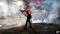 Manifestant du mouvement Black Lives Matter au milieu des gaz lacrymogènes devant le palais de justice Mark O. Hatfield à Portland, Oregon, 21 juillet 2020.