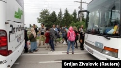 Budapeşte'den trenle Avusturya'nın Nickelsdorf kentine ulaşan mülteciler Almanya ve Avusturya'ya götürülmek üzere otobüslere bindiriliyor.