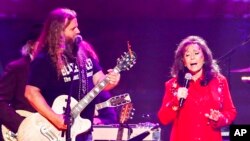 Jamey Johnson (kiri) dan Loretta Lynn tampil dalam konser "Sing me Back Home: The Music of Merle Haggard" di Bridgestone Arena, 6 April 2017 di Nashville, Tennesse (Foto: dok).