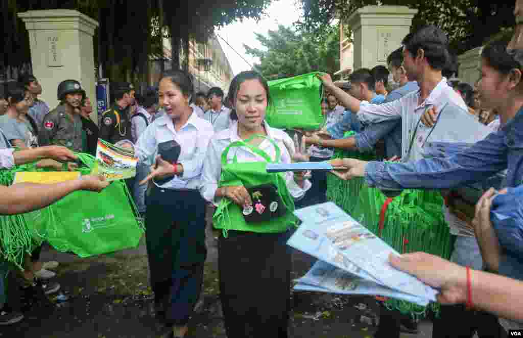 បេក្ខជន​ប្រឡង​បាក់ឌុប​ចេញពី​បន្ទប់​ប្រឡង​នៅ​ថ្ងៃ​បញ្ចប់​របស់​គេ​នៅ​វិទ្យាល័យ​ព្រះ​យុគន្ធ នៅ​ថ្ងៃ​អង្គារ ទី​២៣ ខែសីហា ឆ្នាំ​២០១៦ នៅ​រាជធានី​ភ្នំពេញ។​ (ឡេង ឡែន/VOA)