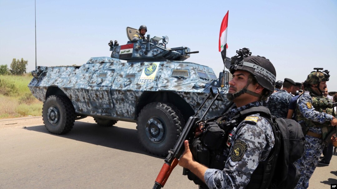 Nhân viên cảnh sát liên bang Iraq tuần tra trong vùng ngoại ô Abu Ghraib ở Baghdad, ngày 28/6/2014.