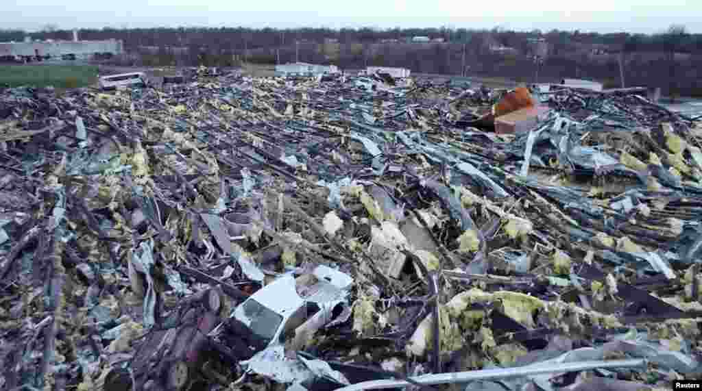 Vista aérea de los restos de una fábrica de velas en Mayfield, Kentucky, EE. UU., tras el paso de un tornado el 11 de diciembre de 2021. Foto toma de un video tomado por un dron divulgada por Reuters.