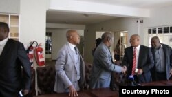 Morgan Tsvangirai et Welshman Ncube, leaders du MDC, se saluent peu après la signature du protocole d'entente à Harare, 20 avril 2017.