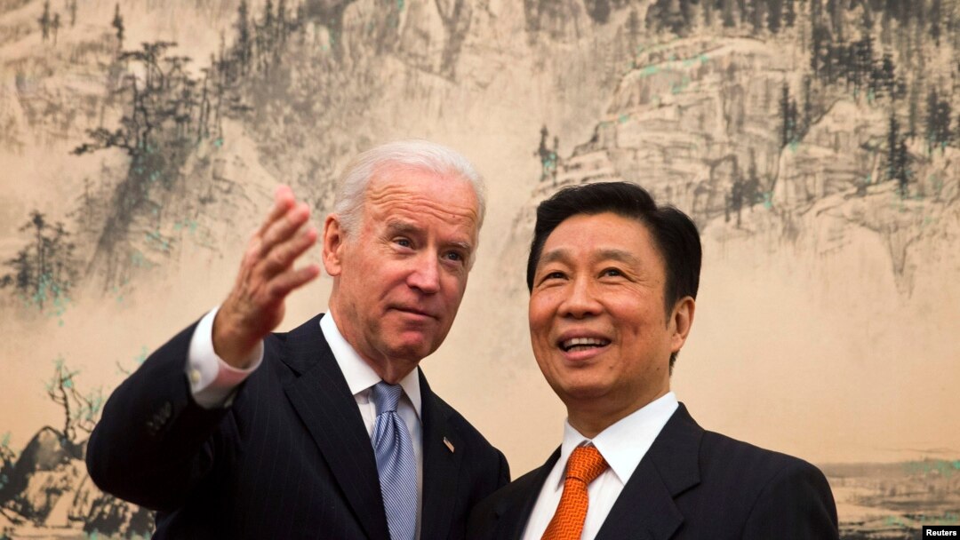 2013年12月5日，美國副總統拜登和中國國家副主席李源潮在北京釣魚台國賓館共進午餐前友好交談。