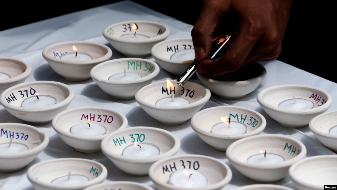 Seorang pria menyalakan lilin pada peringatan mengenang empat tahun hilangnya pesawat Malaysia Airlines MH370, di Kuala Lumpur, Malaysia, 3 March, 2018. 