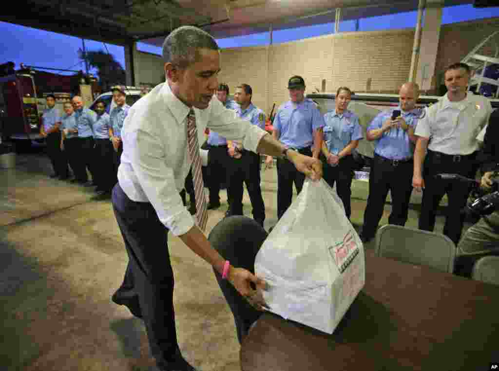 Le présdient Barack Obama apportant de petits gateaux à des sapeurs-pompiers lors d'une visite impromptue à Tampa, en Floride