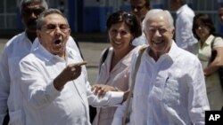 ປະທານາທິບໍດີຄິວບາ ທ່ານ Raul Castro (ຊ້າຍ) ໄປສົ່ງອະດີດປະທານາທິບໍດີສະຫະລັດ ທ່ານຈິມມີ ຄາຣ໌ເຕີ ຂະນະທີ່ທ່ານຄາຣ໌ເຕີ ອອກເດີນທາງຈາກສະໜາມບິນ Marti ໃນນະຄອນຫຼວງຮາວານາ (30 ມີນາ 2011)
