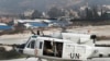 ARCHIVO - Un helicóptero de las Naciones Unidas que transporta a cascos azules italianos despega de la sede de UNIFIL, una frontera trazada por la ONU entre Líbano e Israel, en la ciudad costera de Naqoura, en el sur de Líbano, el 7 de febrero de 2018. AP