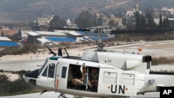 ARCHIVO - Un helicóptero de las Naciones Unidas que transporta a cascos azules italianos despega de la sede de UNIFIL, una frontera trazada por la ONU entre Líbano e Israel, en la ciudad costera de Naqoura, en el sur de Líbano, el 7 de febrero de 2018. AP