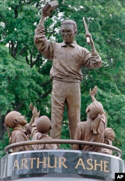 Arthur Ashe'in Virginia eyaletinin başkenti Richmond'daki heykeli