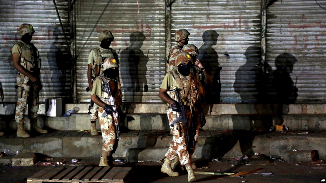 Pasukan paramiliter Pakistan ketika menghadapi militan di Karachi, Pakistan, 25 April 2017. 