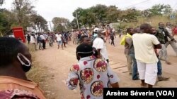 Manifestation des populations à Nkayi après le décès de Merveille Bazonzela, le 30 septembre 2020. (VOA/Arsène Séverin)