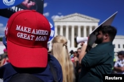 Pristalice Donalda Trampa na skupu ispred Vrhovnog suda u Vašingtonu (Foto: Reuters/Nathan Howard)