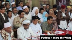 Jumpa pers GNPF (Gerakan Nasional Pengawal Fatwa) Majelis Ulama Indonesia, Jumat (18/11) di Jakarta. Mereka menuntut polisi segera menahan Gubernur DKI Jakarta non aktif Basuki Tjahaja Purnama alias Ahok. (Fathiyah Wardah/VOA)